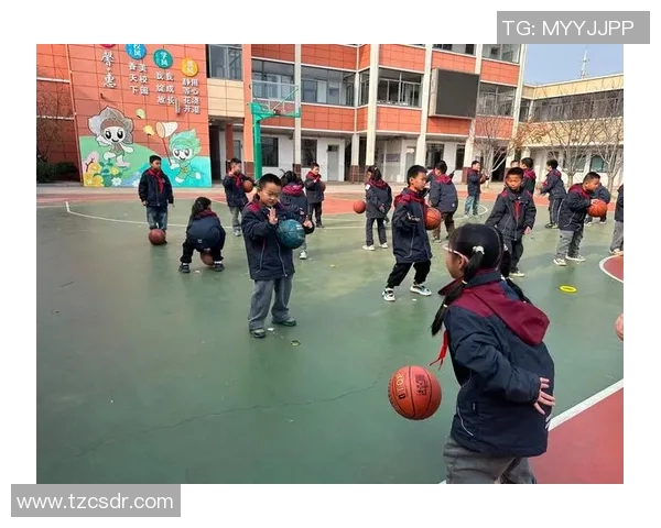 镜头捕捉:篮球八卦赛场小动作引发热议