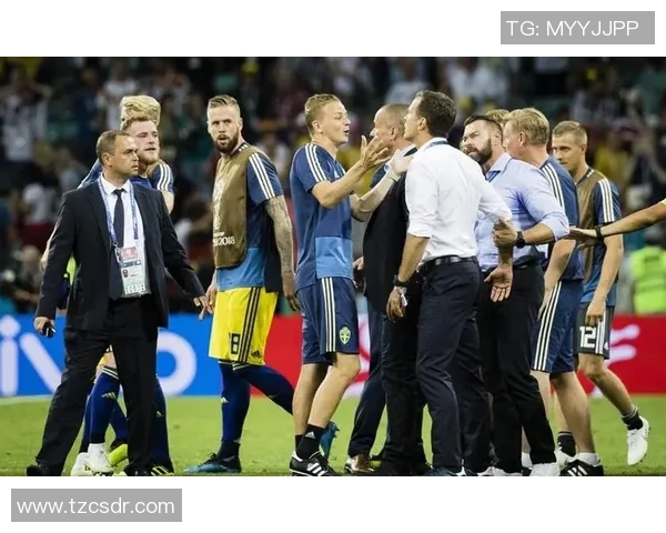 曼城赛场小动作被镜头捕捉引发广泛热议 球员细节引发球迷讨论